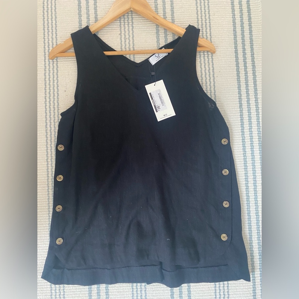 Black tank top w button detail, M